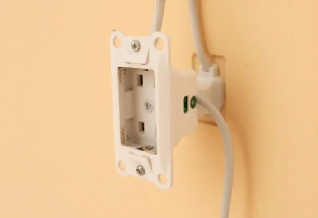 dangers-of-loose-outlets-in-rock-island-czs